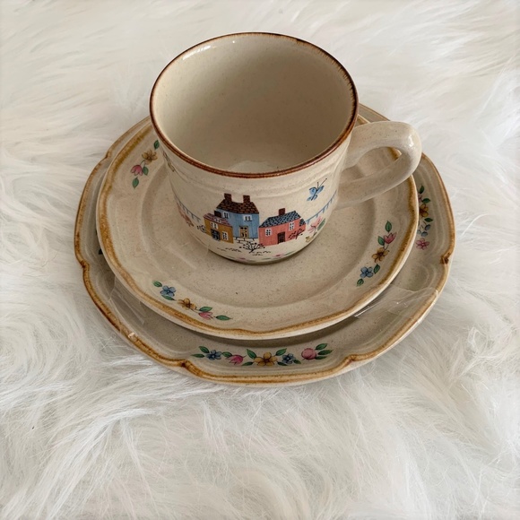 Decorative Stoneware Cup with saucers - Picture 1 of 4